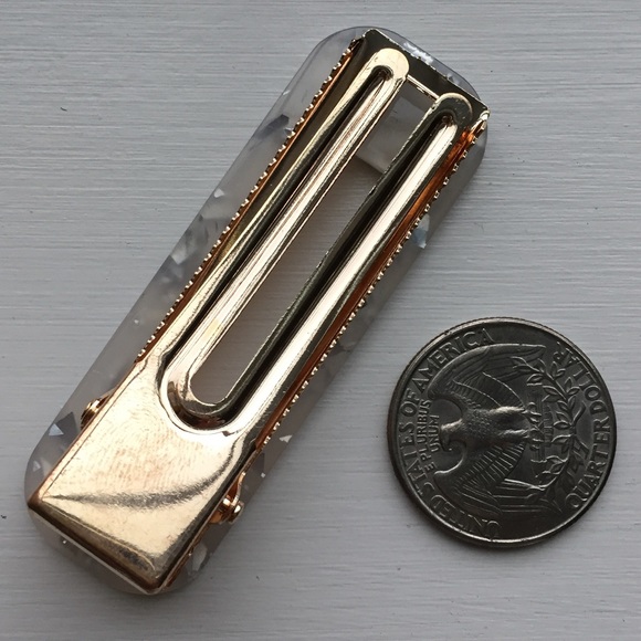 ⚜️[𝟯/$𝟭𝟴]⚜️Cream Acrylic Simple Hair Clip NEW - Picture 3 of 4